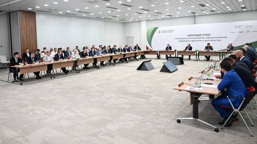 В рамках ТНФ-2025 прошел круглый стол «Расширение использования нефтехимической продукции в дорожном строительстве»